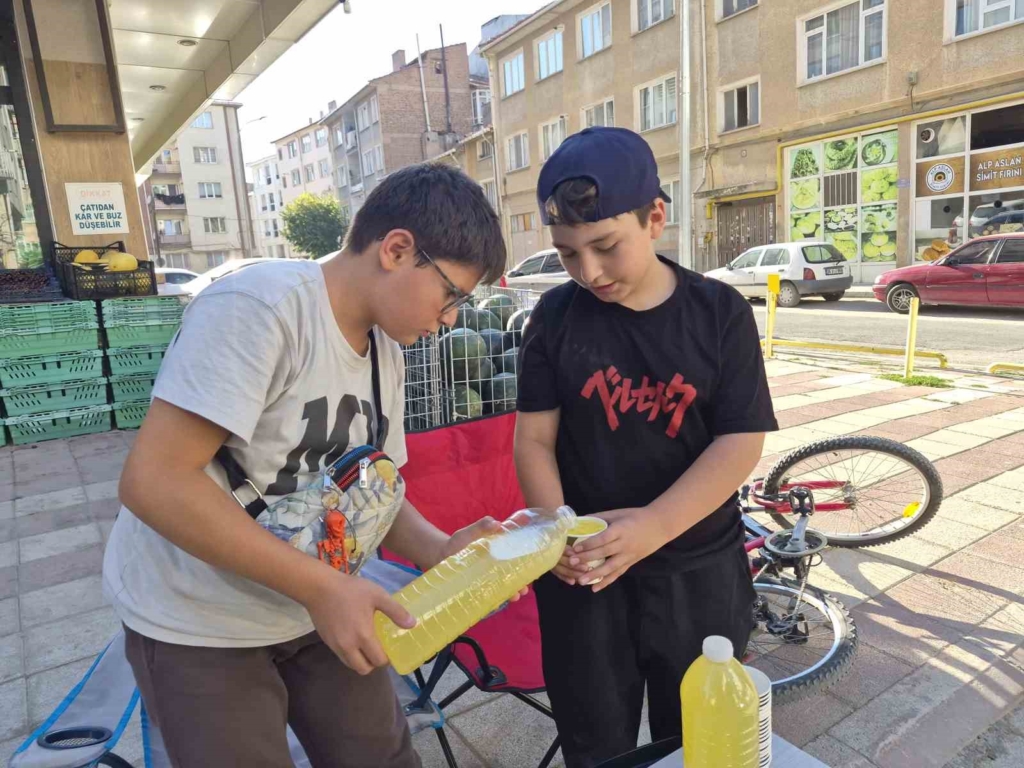Okul harçlığını çıkarmak isteyen çocuklar limonata satarak aile bütçelerine katkı sağlıyor