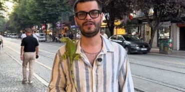 Sokakta iguana gören çocuklar yanına koştu