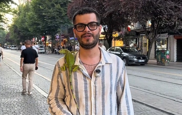 Eskişehir’de iguanayı gören çocuklar yanına koştu