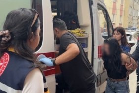 Küçük çekiçle apartmanı birbirine katan kadının korkan çocuğunu polis sakinleştirdi