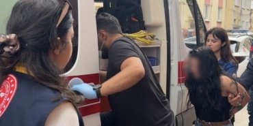 Küçük çekiçle apartmanı birbirine katan kadının korkan çocuğunu polis sakinleştirdi