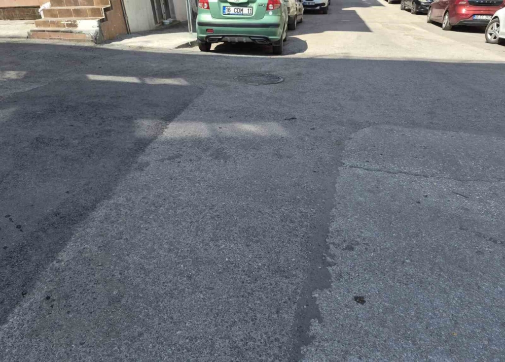 Kurtuluş Mahallesi’ndeki bozuk yollar sürücülere zorluk yaşatıyor