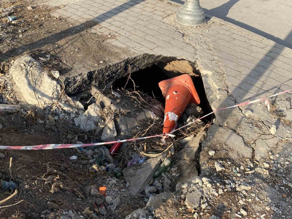 İnşaat çevresindeki kaldırımda oluşan derin göçükler muhtemel kazalara davetiye çıkarıyor