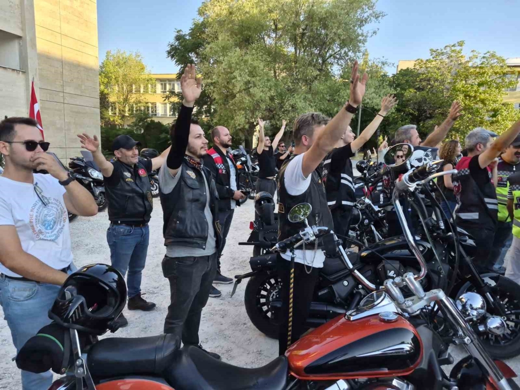 Motosikletlilerden onkoloji servisindeki çocuklara sürpriz