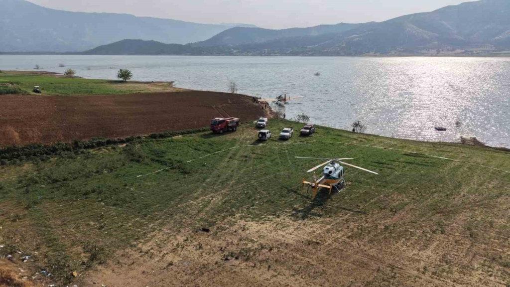 İzmir Beydağ Barajı’ndan su almak isteyen yangın söndürme uçağı havalanamadı