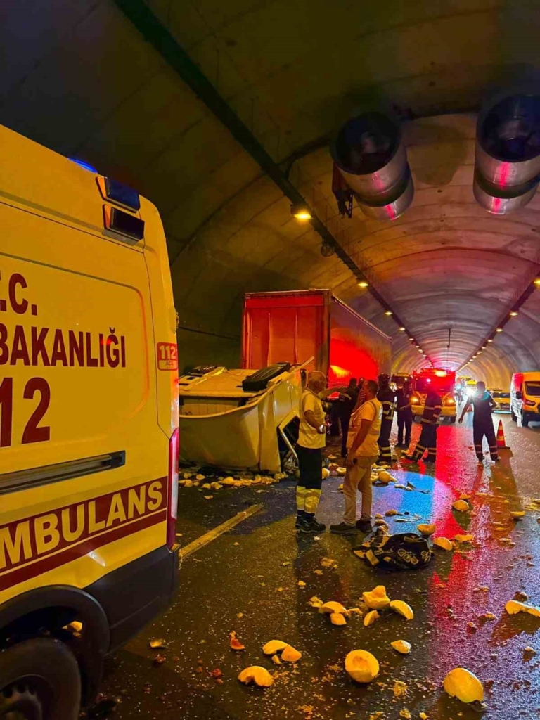 Kamyona çarpan tırın kupası dorseden ayrıldı: 1 ağır yaralı