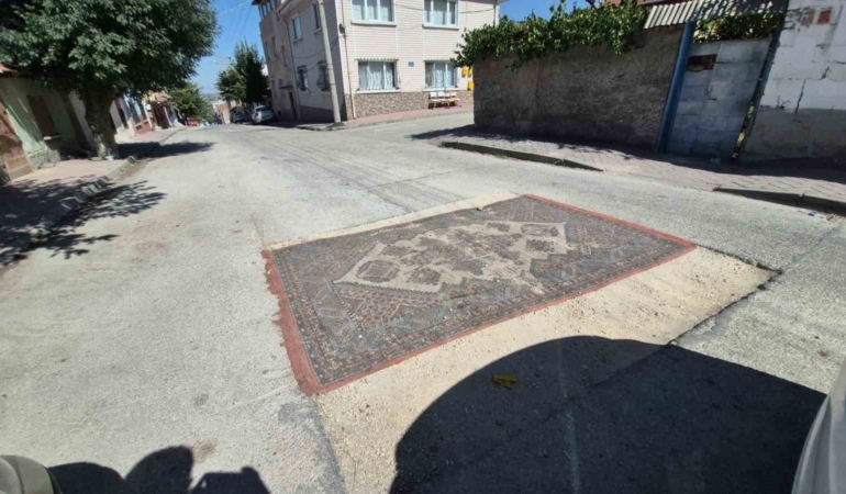 Yoldaki çukuru halıyla kapattılar