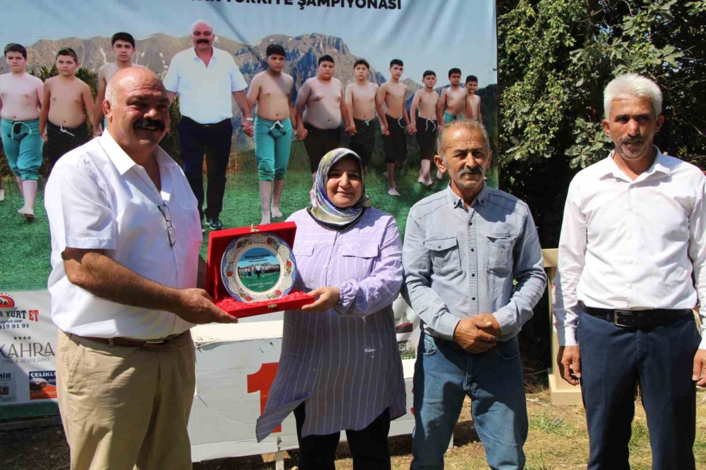 Kispetteki yazıyı gören şaştı: Pehlivan Recep Tayyip Erdoğan