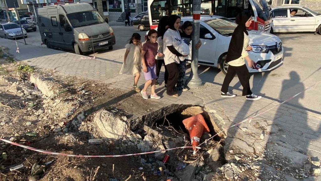 İnşaat çevresindeki kaldırımda oluşan derin göçükler muhtemel kazalara davetiye çıkarıyor