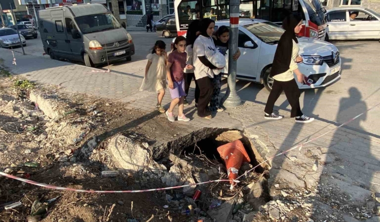 Eskişehir’de kaldırımdaki iki derin göçük yayaları tehlikeye atıyor