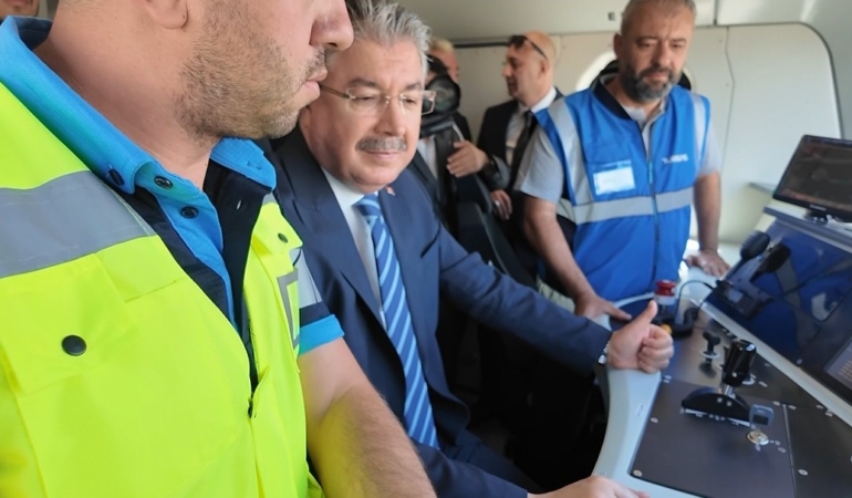 Vali Yılmaz, yerli ve milli elektrikli lokomotif E5000’i sürdü