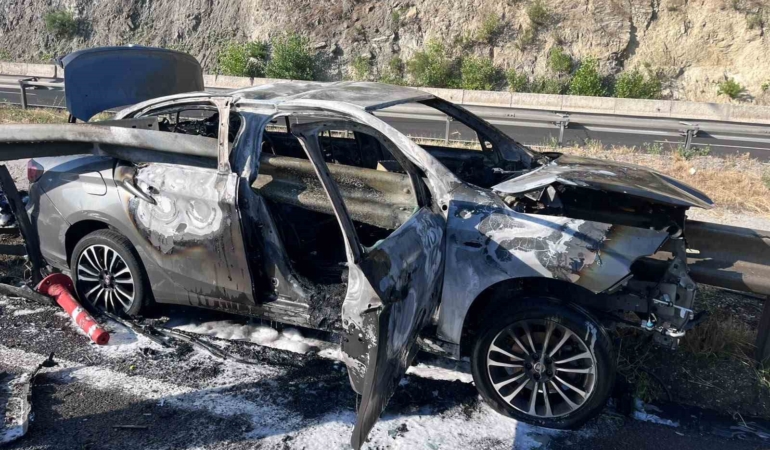 Bilecik’te bariyere çarpan otomobil alev aldı: 3 astsubay yaralandı