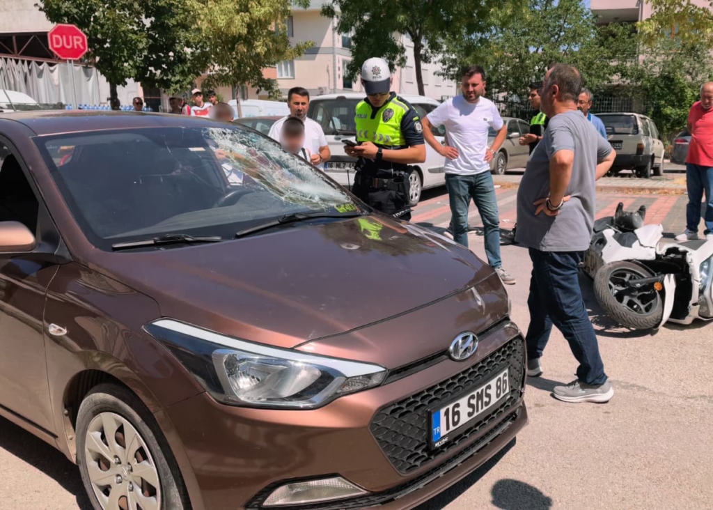 Otomobil motosikletle çarpıştı: 2’si çocuk 3 yaralı