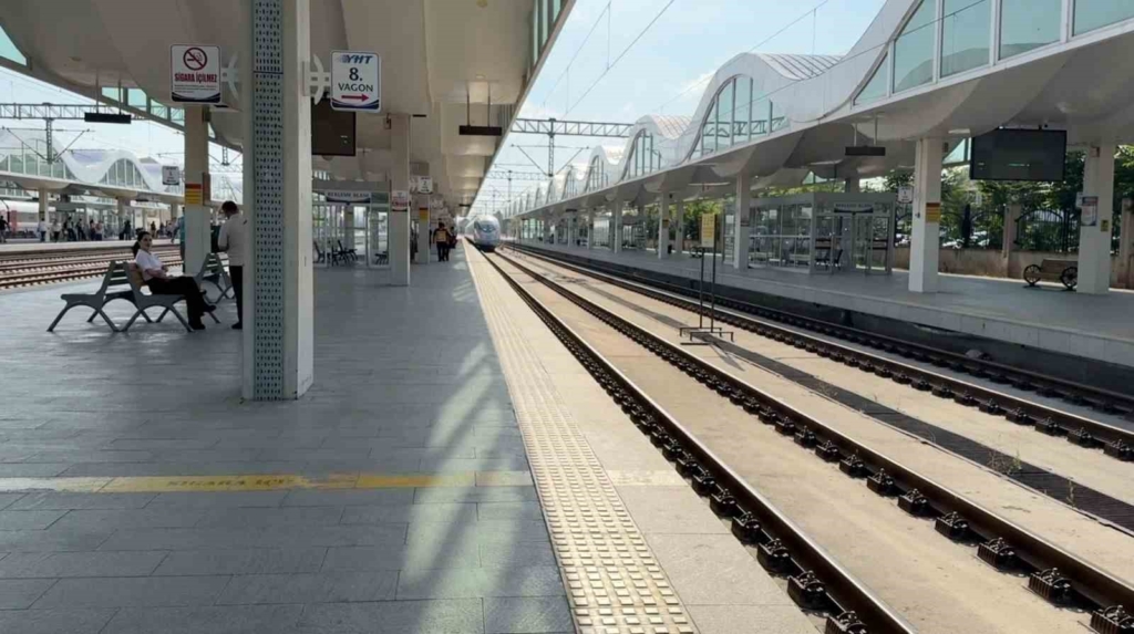 Eskişehir’de trende ayağı sıkışan kadın yolcu itfaiye ekiplerince kurtarıldı