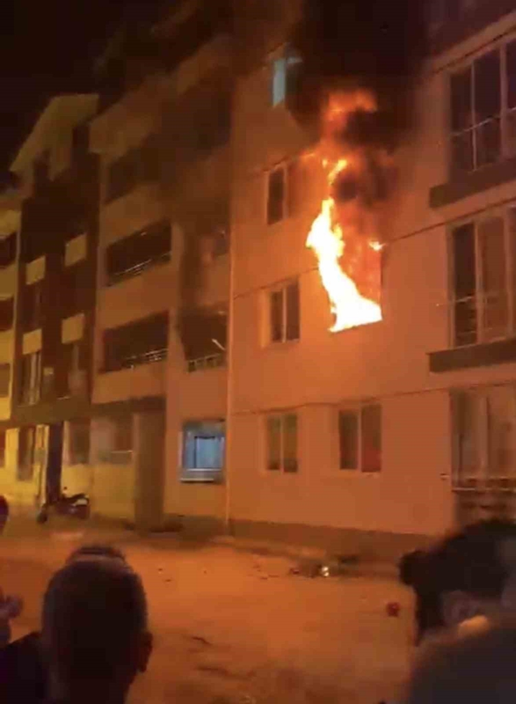 Tokat’ta apartman dairesinde yangın paniği: 4 kişi dumandan etkilendi