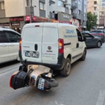 Eskişehir’de korkutan kaza: Motosiklet, hafif ticari aracın altına girdi