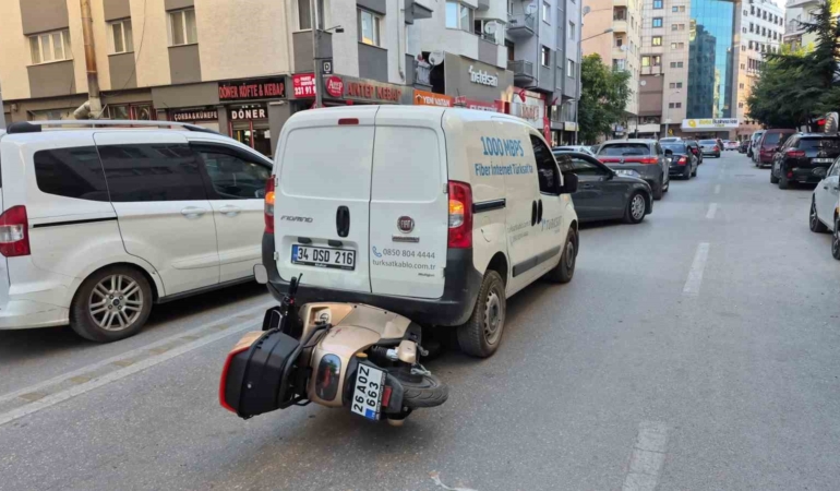 Eskişehir’de motosiklet hafif ticari aracın altına girdi