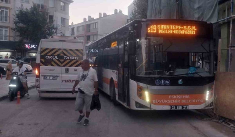 Hatalı park edilen servis aracı Eskişehir’de trafiği tıkadı