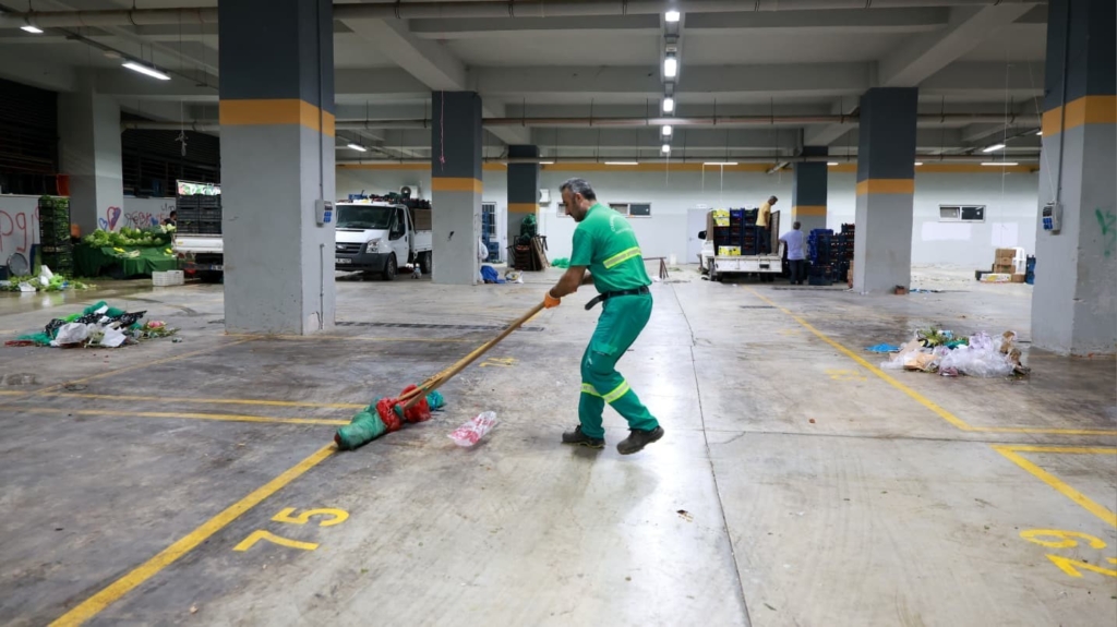 Osmangazi Belediyesi pazarlardan aylık 600 ton atık topluyor