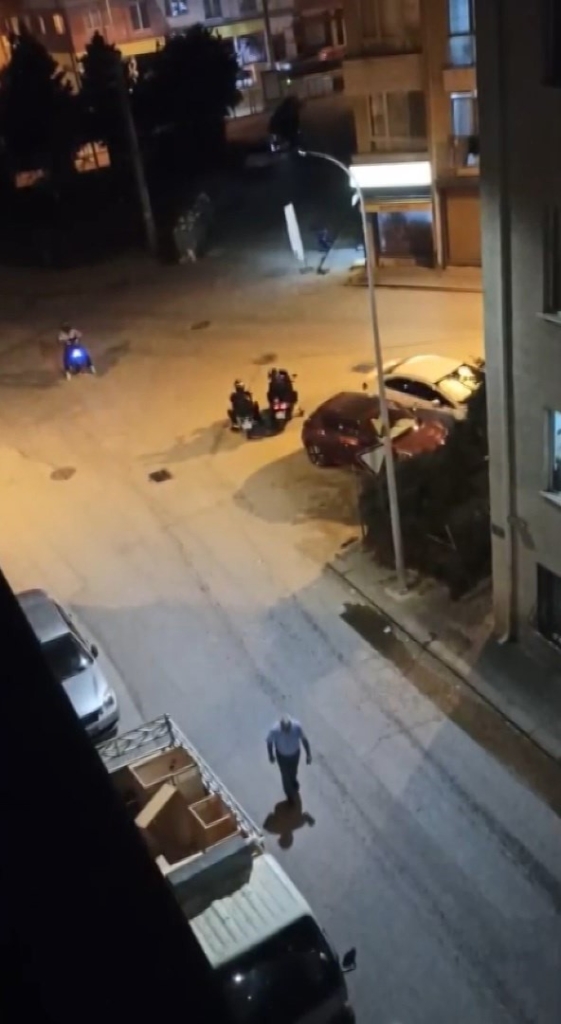 Gece saatlerinde çevreye rahatsızlık veren motosikletli gruba vatandaştan tepki