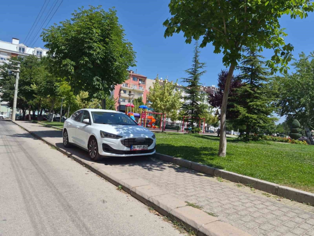 Eskişehir’de kaldırıma park eden sürücü yayaları hiçe saydı