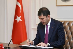 Bakan Kurum: "Bir yıl önce depremin yaralarını sarmak için seferber olduğumuz Sındırgı’da, bugün yeni yuvalarımız yükseliyor"
