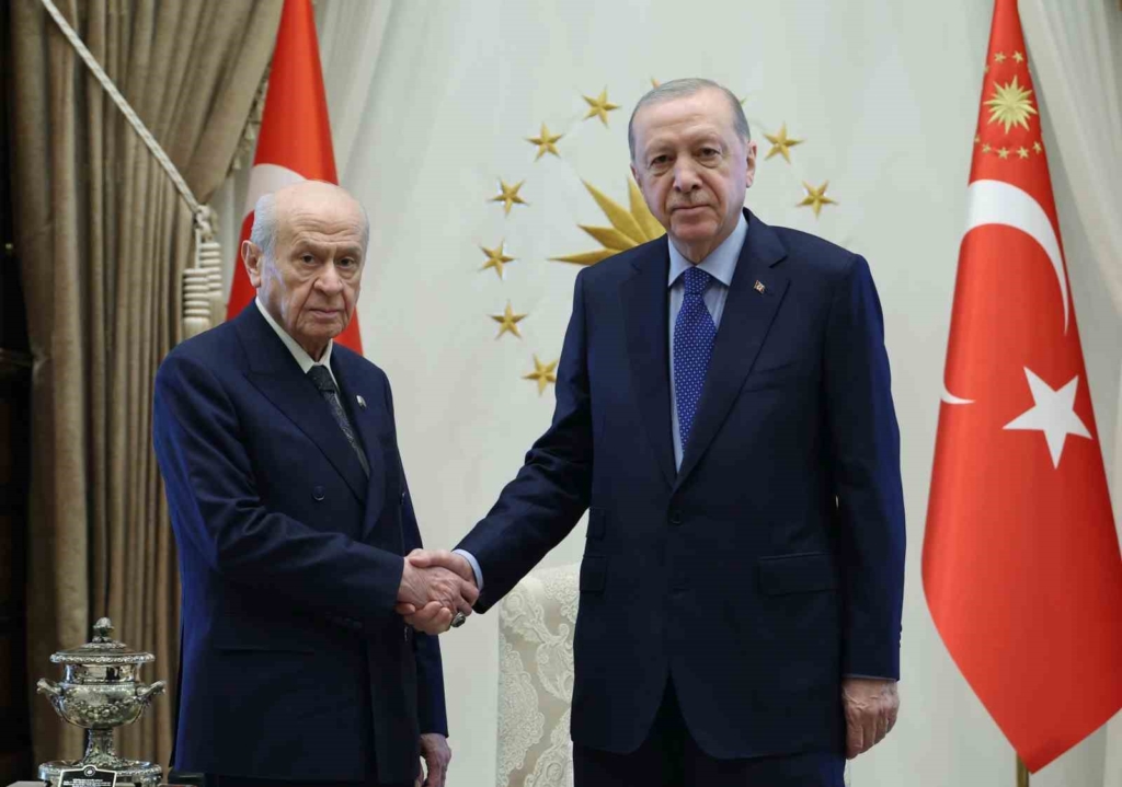 Cumhurbaşkanı Recep Tayyip Erdoğan ve MHP lideri Devlet Bahçeli’nin Cumhurbaşkanlığı Külliyesindeki görüşmesi başladı.