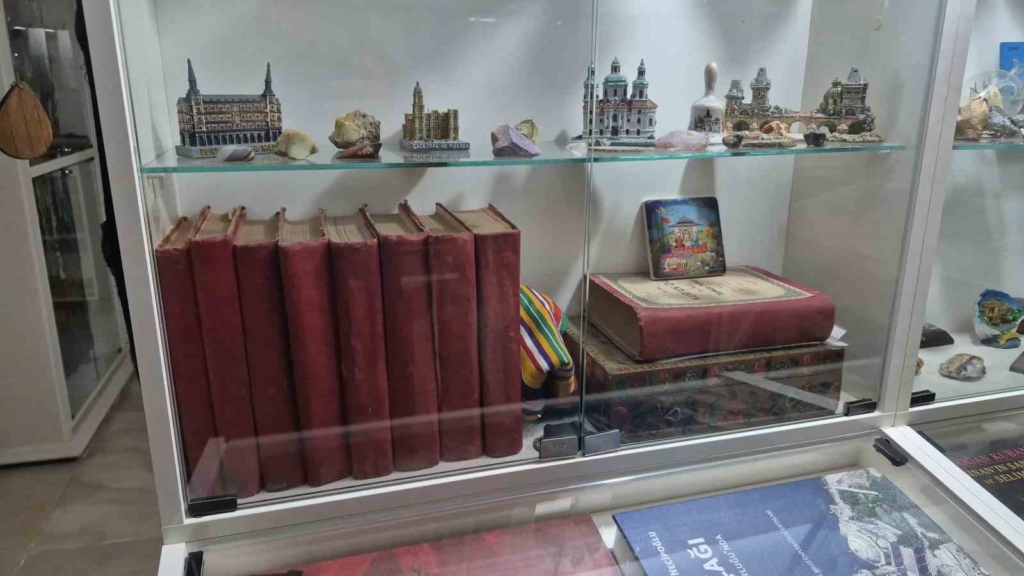 49 ülke ve 80 şehir gezerek yarım asırdır tarihi eser topluyor