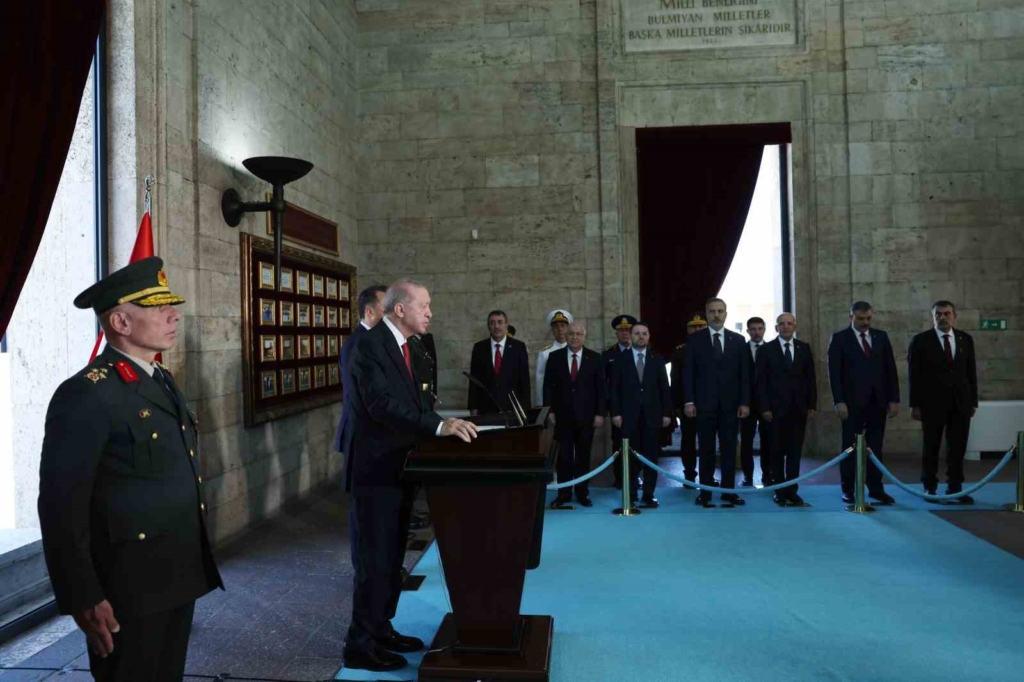 Cumhurbaşkanı Erdoğan başkanlığındaki YAŞ üyeleri Anıtkabir’i ziyaret etti