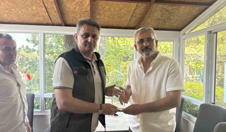 Kızılinler’in 52 traktörlü yangın timine teşekkür plaketi