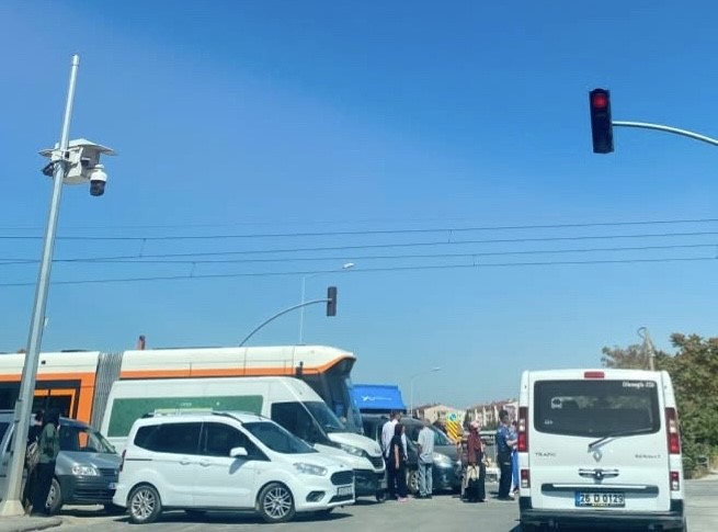 Eskişehir’de tramvay ile araç çarpıştı, seferlerde aksama yaşandı