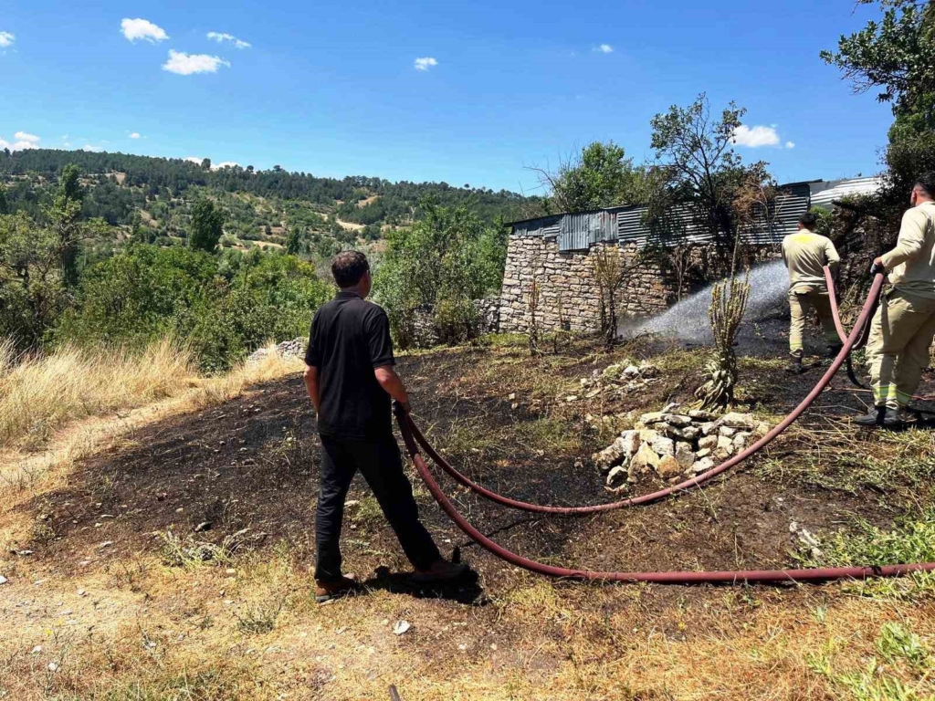 Emet’te ot yangını eve sıçramadan söndürüldü
