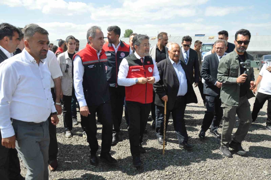 Bakan Yumaklı Kars’ta GEKİS’i tanıttı: Büyükbaş hayvancılıkta "dijital kimlik" dönemi başladı