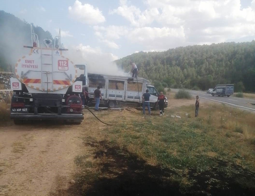 Emet’te saman yüklü kamyonet alev aldı