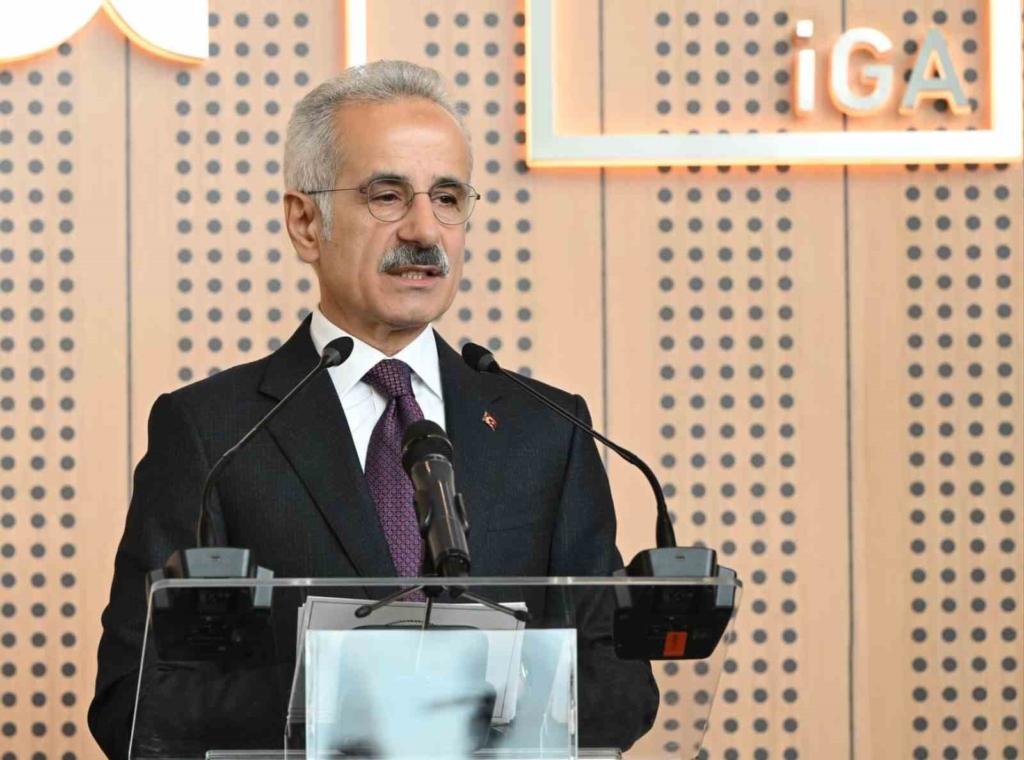 Bakan Uraloğlu: "İstanbul Havalimanı’mızın 4’üncü ana pistinde çalışmalarımızda son aşamaya geldik"