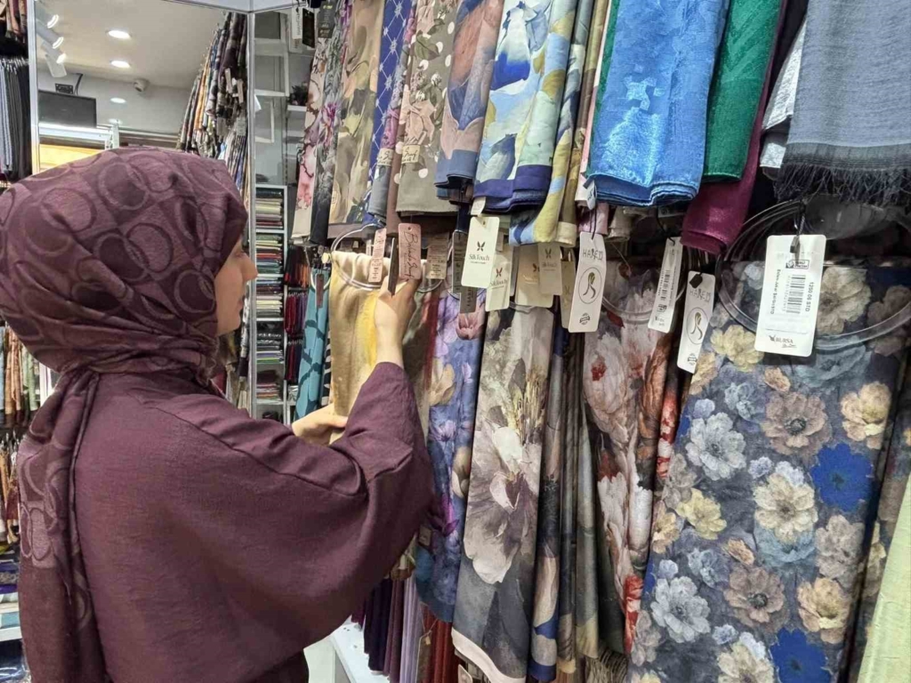 Yaz sıcaklarında şal ve eşarp seçiminde ince kumaşlar ve açık tonlar revaçta