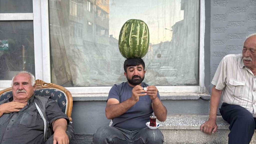 Kafasında 40 kiloluk karpuz varken bisiklet sürüyor, halay çekiyor, koşuya katılıyor