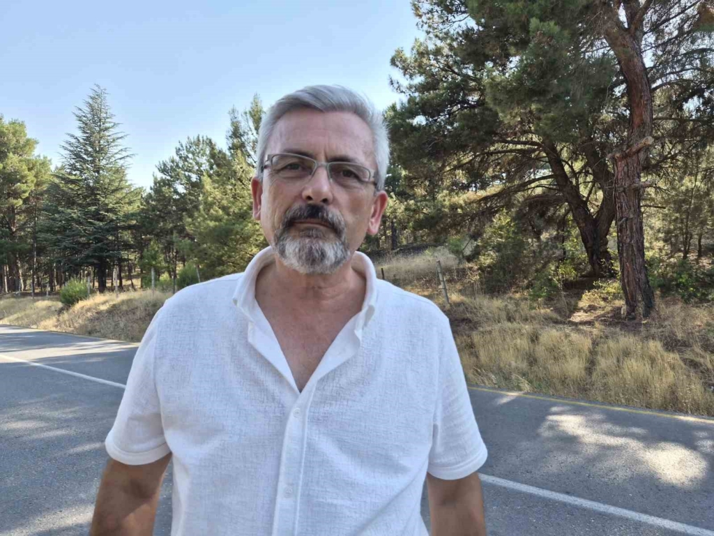 Mahalle muhtarından yol kenarlarındaki kurumuş otlar için ’yangın’ uyarısı