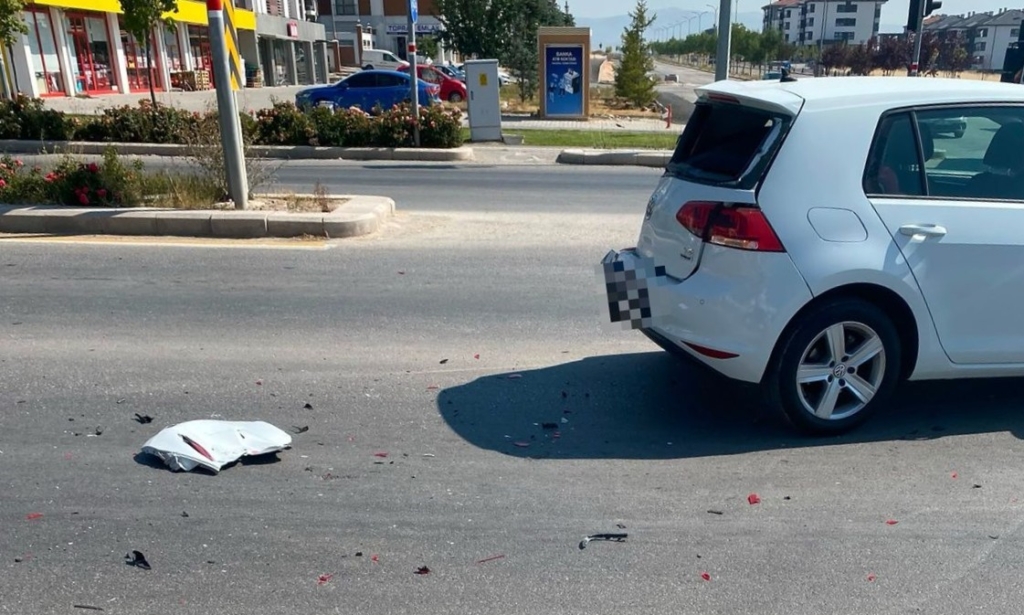 Lüks ciple otomobil çarpıştı, kaza maddi hasarla atlatıldı