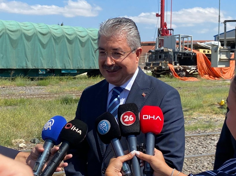 Vali Yılmaz, yerli ve milli elektrikli lokomotif E5000’i sürdü
