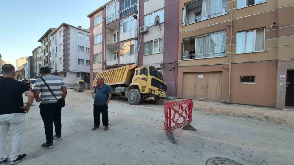Eskişehir’de yol çöktü, belediyeye ait kamyon çukura düştü