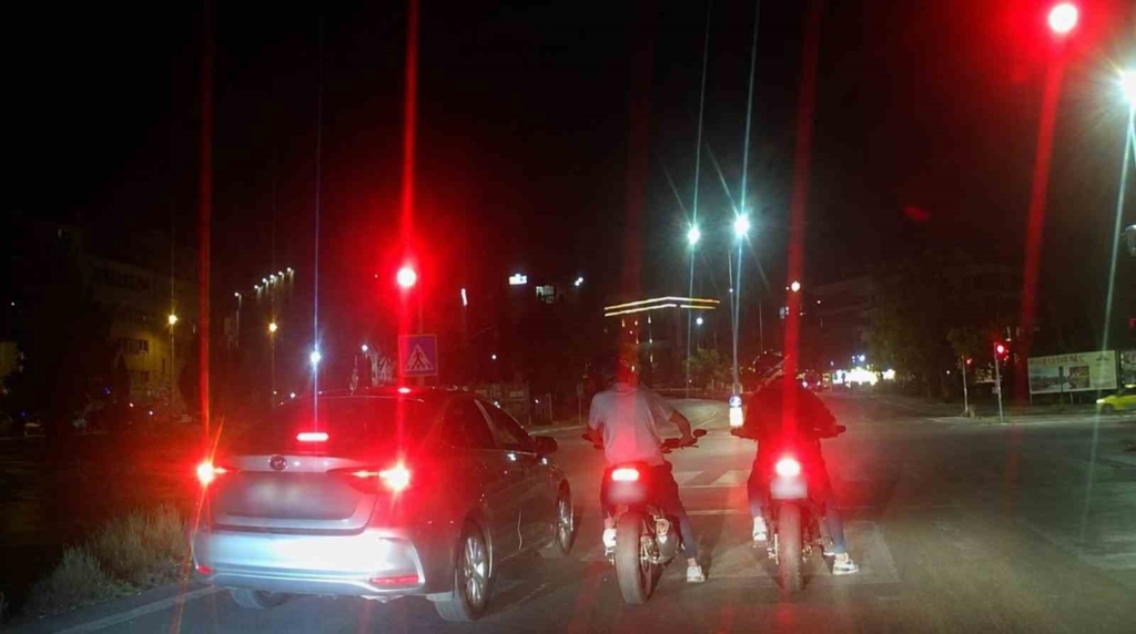 Otomobil ile 2 motosiklet yarış yaparak trafiği tehlikeye düşürdü