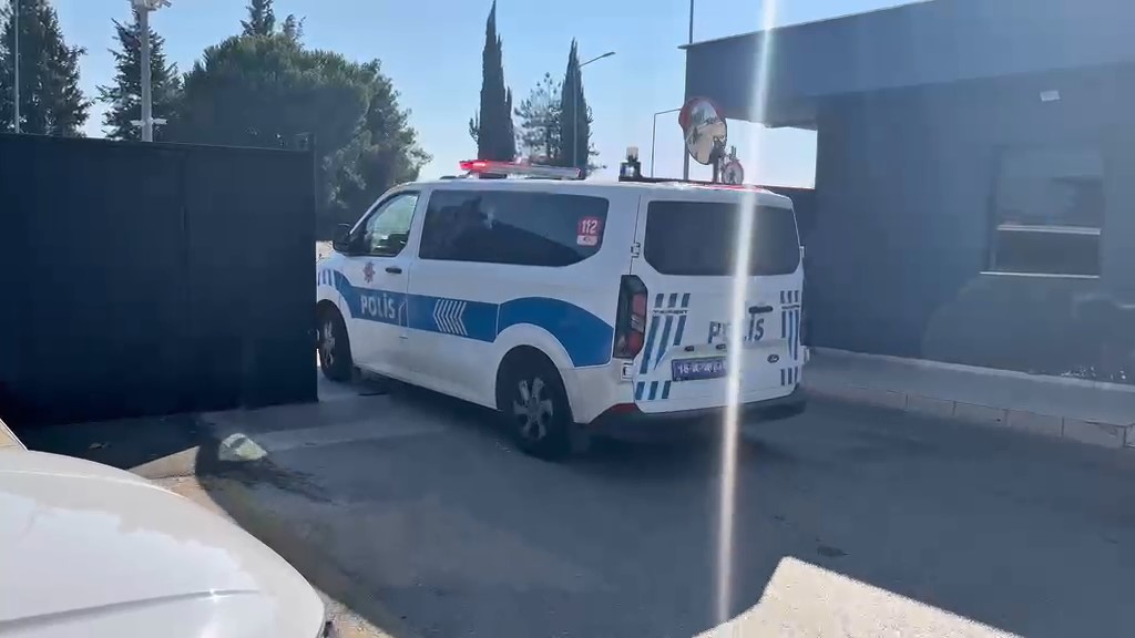 Vatandaşlara zorla hesap açtırıp kara para aklayan şahıslara baskın