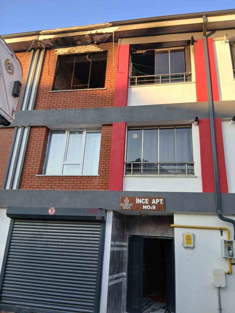 Eskişehir’de 2 katlı binada yangın: 5 kişi dumandan etkilendi