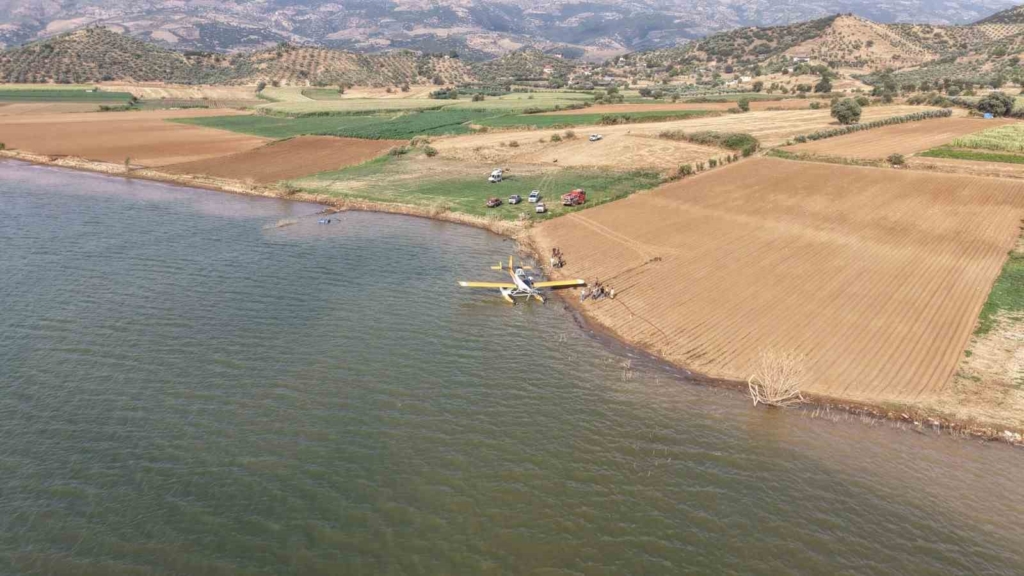 İzmir Beydağ Barajı’ndan su almak isteyen yangın söndürme uçağı havalanamadı