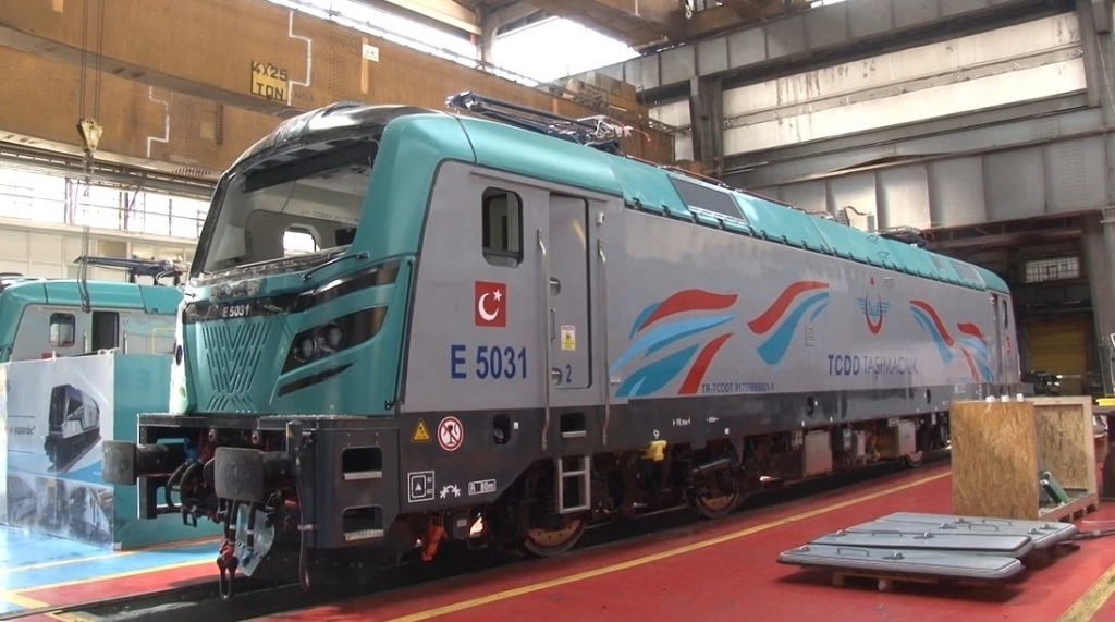 Vali Yılmaz, yerli ve milli elektrikli lokomotif E5000’i sürdü