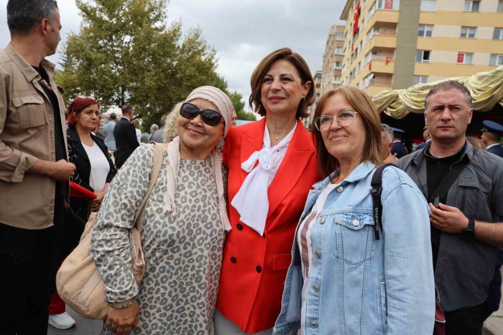 Başkan Ünlüce: "Kahramanlıkla kazanılan, gururla kutlanan zaferin 104. yılı kutlu olsun"