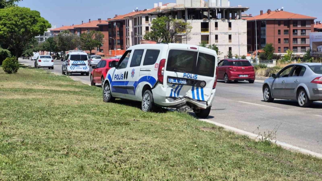 Kaza yerindeki polis aracına otomobil çarptı: 1’i polis 1’i bekçi toplam 6 yaralı