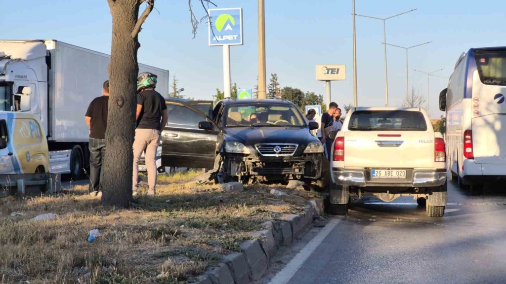 Eskişehir’de pikap ile çarpışan otomobil refüje çıktı
