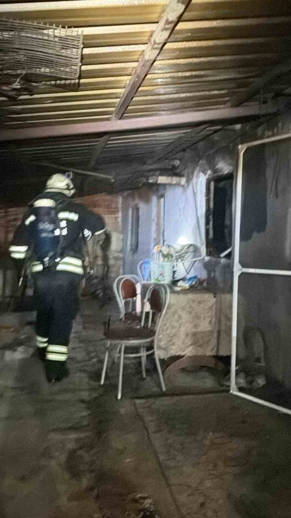 Tek başına yaşayan 78 yaşındaki adamın ocakta unuttuğu yemek evi kül etti